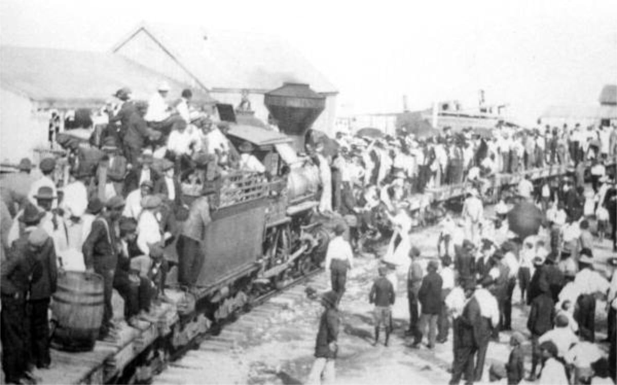 Crowds greet arrival of first Apalachicola Northern Railroad company train - Apalachicola, Florida. 1907. State Archives of Florida, Florida Memory.